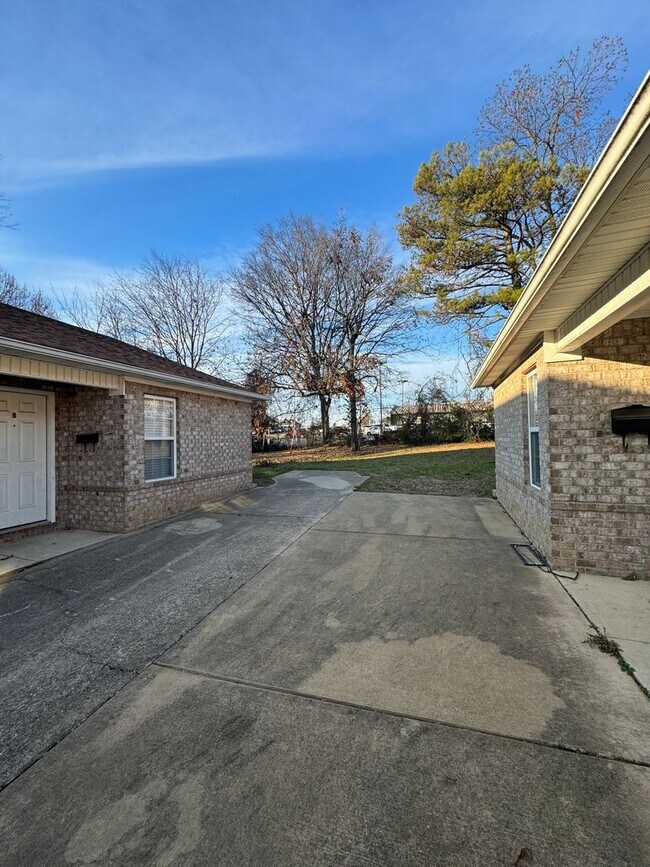 Building Photo - 2 Bed / 2 Bath Downtown Move In Ready