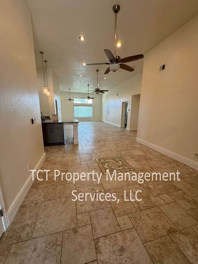Building Photo - Large House in Mesa!