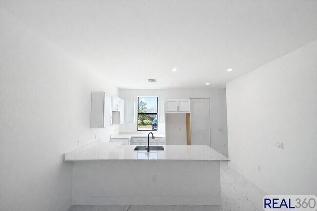 Foto del edificio - 1045-1047 Jaguar Blvd