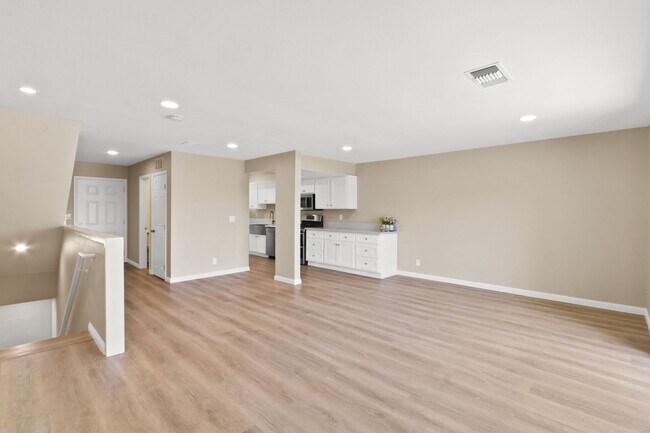 Foto del edificio - Recently Renovated Multi-Level Condo