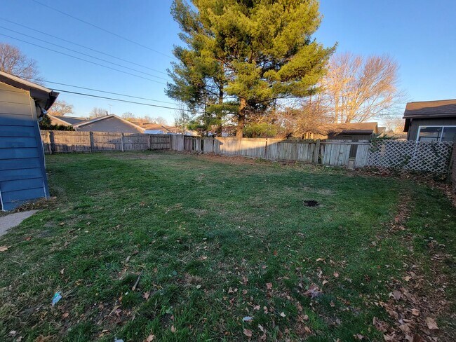 Building Photo - 4 bed, 2 bath, 2 car garage