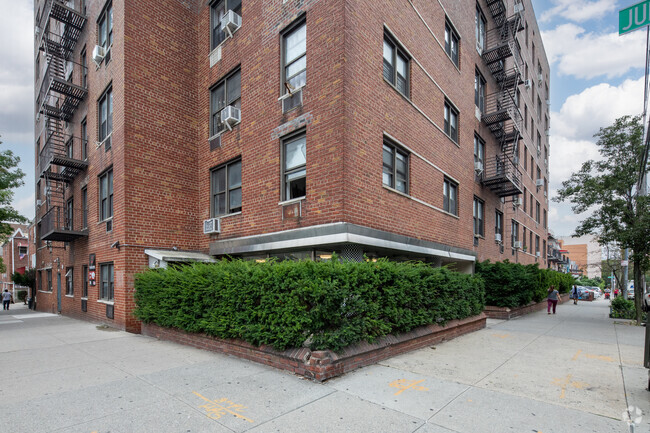 Foto del edificio - 83-40 Britton Ave