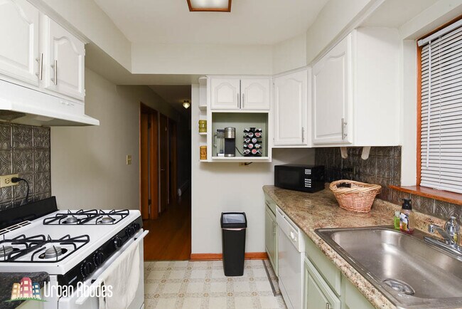 Building Photo - 3808 N Hermitage Ave