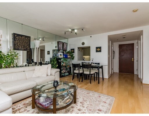 Foto del edificio - 75-83-83 Cambridge Pkwy