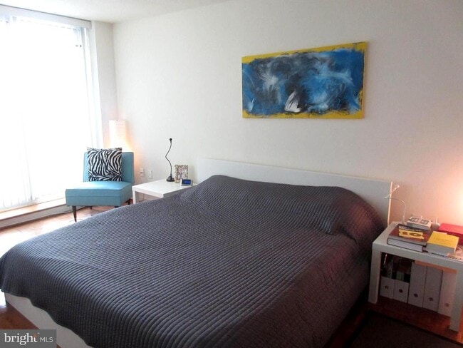 Building Photo - 604 S Washington Square