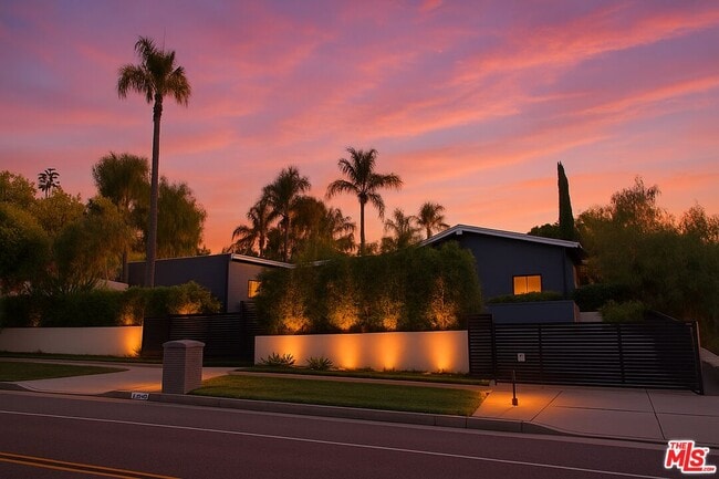 Building Photo - 8400 Mulholland Dr