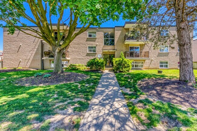 Photo du bâtiment - Henley &amp; Cypress Gardens Apartments