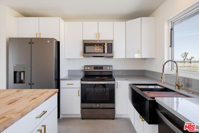 Building Photo - 59276 Applegate Way