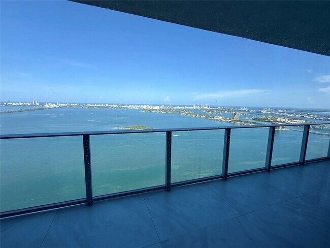 Foto del edificio - 700 NE 24th St