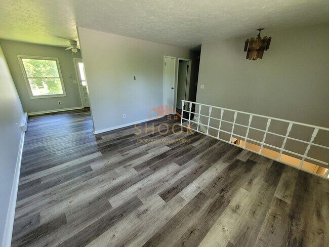 Foto del edificio - 3BR/2BA BI-LEVEL ON LAFAYETTE'S SOUTH SIDE