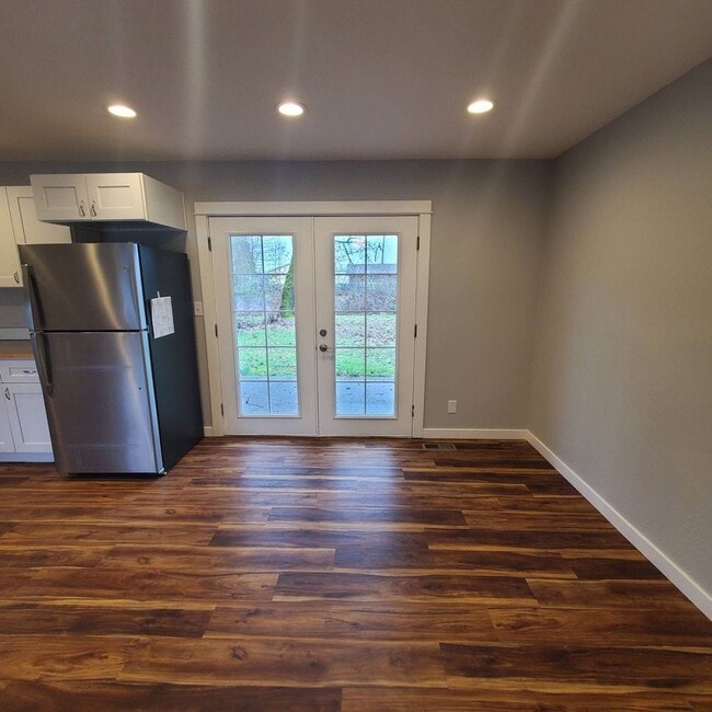 Building Photo - Pet Friendly Single level, 3 bed: 2 bath home with an open yard area and 2 car garage