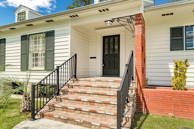 Foto del edificio - 222 E Sanders St