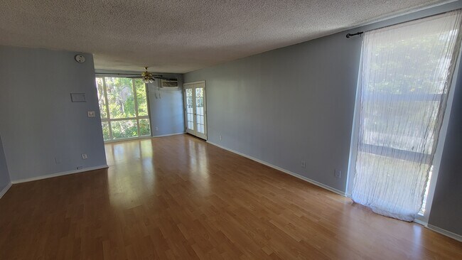 Building Photo - 633 N Sweetzer Ave