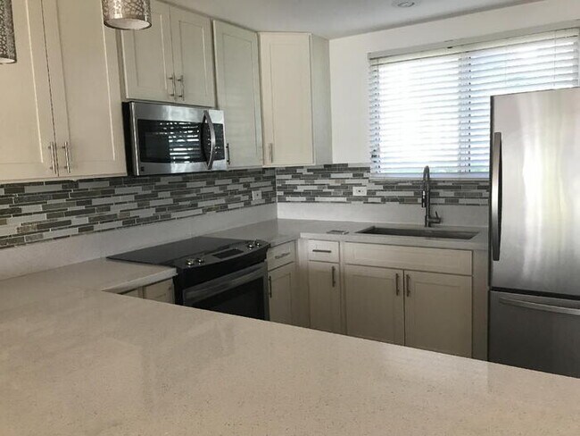 Building Photo - TROPICANA VILLAGE MAKAI 2/2/1, A/C, W/D, c...