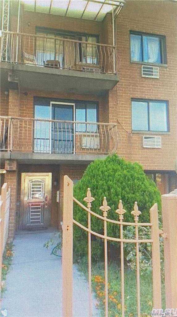 Foto del edificio - 82-16 Parsons Blvd