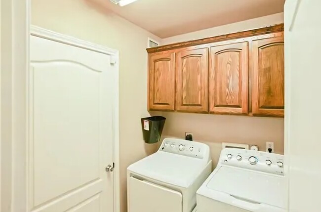 Building Photo - 8209 Rock Crest Dr