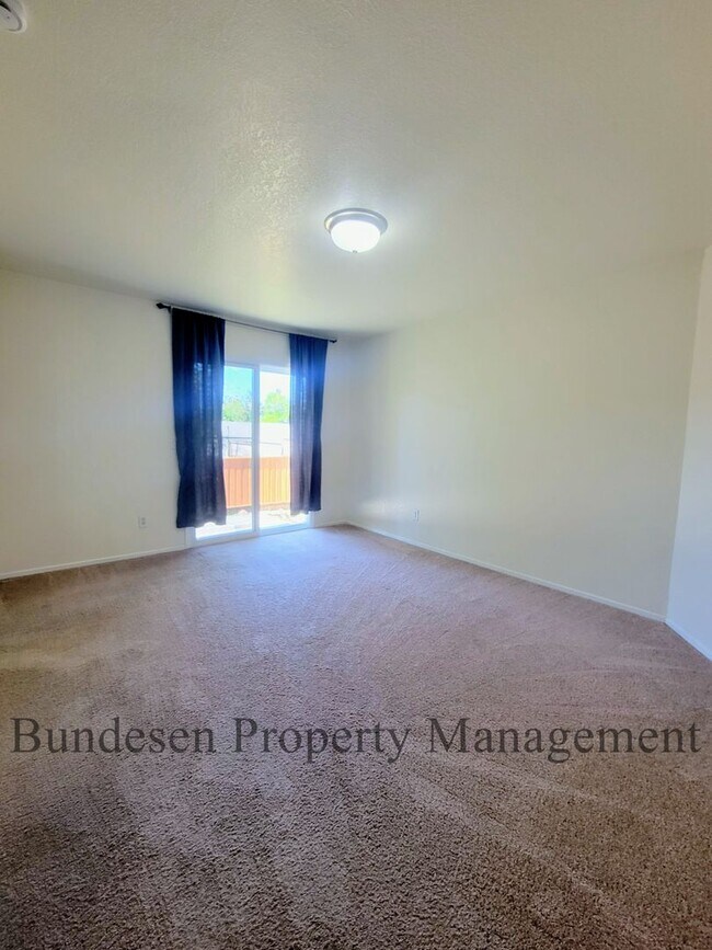 Foto del edificio - Spacious Westside 5BR Home in Petaluma - E...