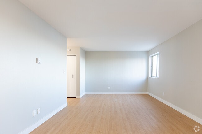 Bachelor - 470SF - Living Room - Riverside Tower