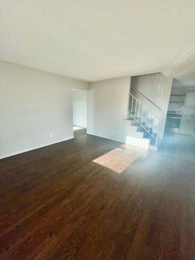 Building Photo - Huge 4 bedroom/2 bathroom home in Independ...