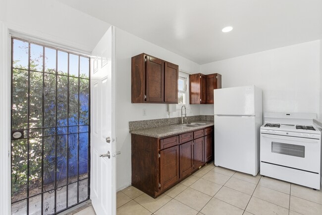 Building Photo - 534 Hyde Park Pl