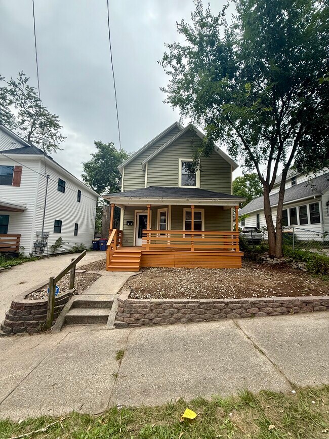 Foto del edificio - 447 Emerald Ave NE