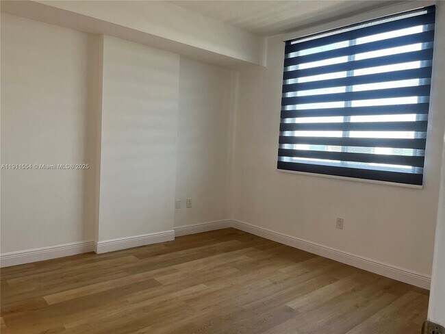 Foto del edificio - 3590 Coral Way