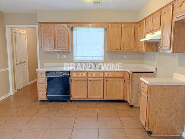 Building Photo - NEW Lower Rental Rate Leasing Special: Mar...