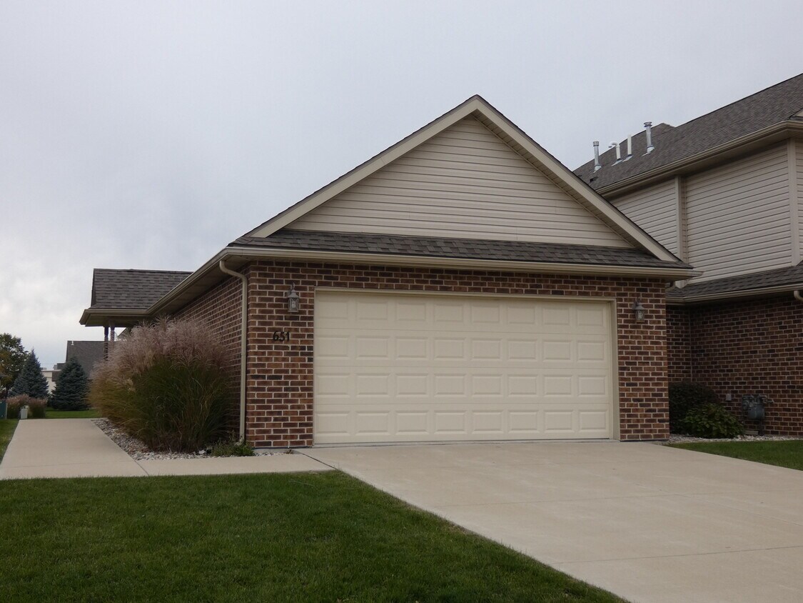 651 N Edgemere Dr Unit 1, Bourbonnais, IL 60914 Condo for Rent in