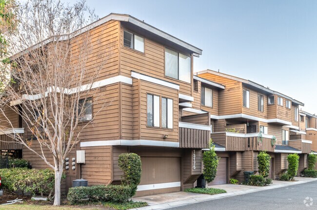 Building Photo - 8615 Meadow Brook Ave