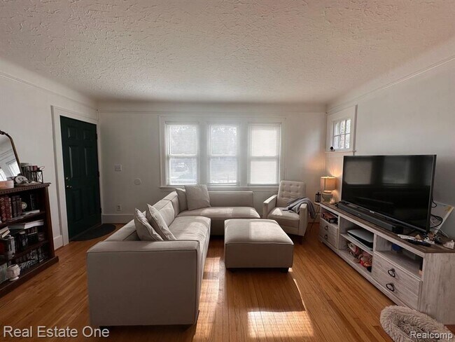 Building Photo - 2 Bedroom 1 Bath