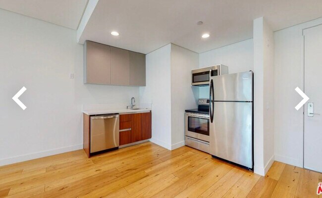 Building Photo - 938 S Orange Grove Ave