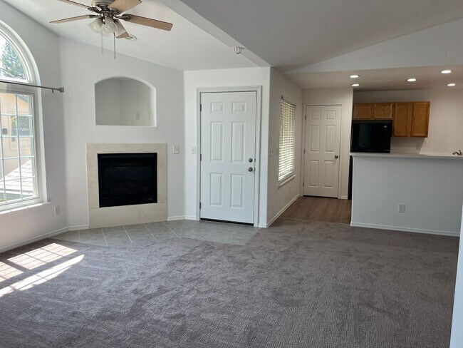 Building Photo - Move in Ready 1 bed- 1 Bath- Updated! 1 Car Attached Garage! Community Pool/Hot Tub and Gym