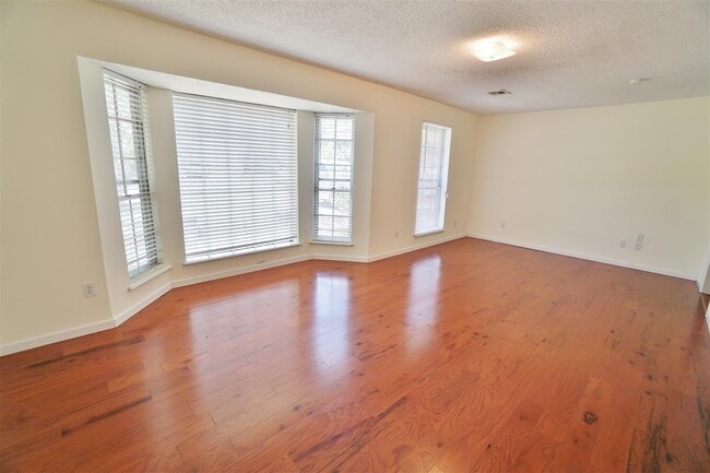 Building Photo - Cute 3 bed, 2 bath home near campus