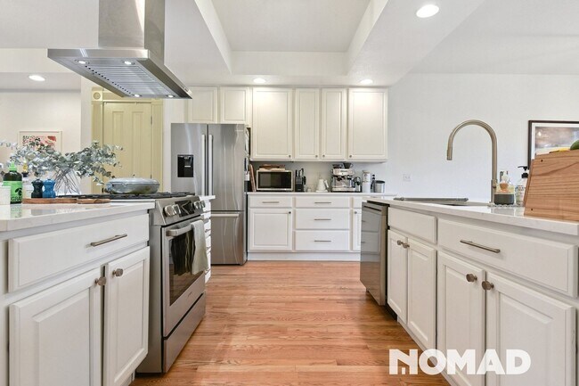 Building Photo - 4B/3.5B Updated Home in Baker w/ Garage & ...