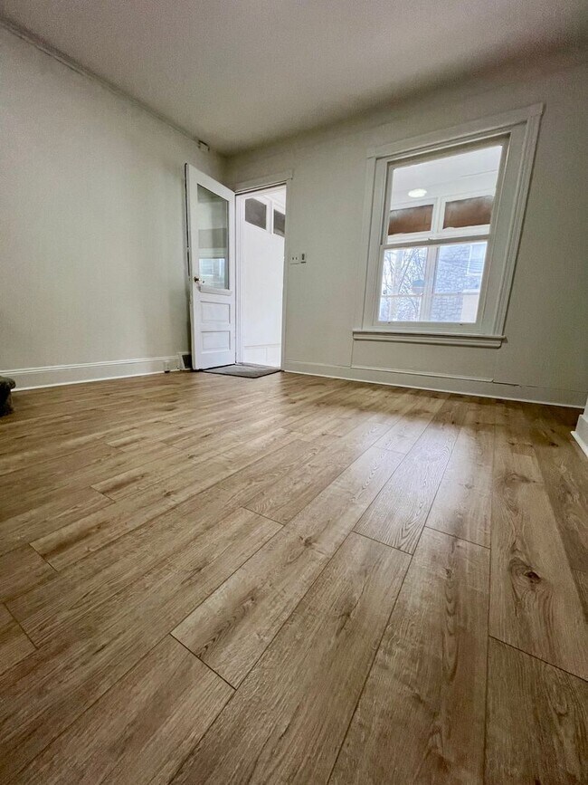 Building Photo - Newly Renovated 3-Bedroom Townhouse in Elm...