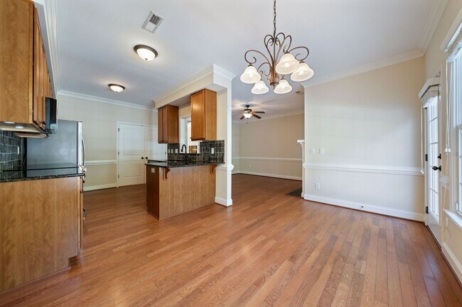 Foto del edificio - Great 4 Bedroom 2.5 Bathroom Townhome Loca...
