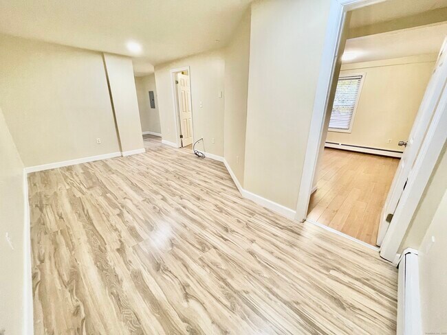 Foto del edificio - 92 W Main St