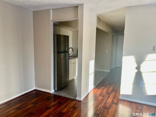 Foto del edificio - 105 Horse Pond Rd