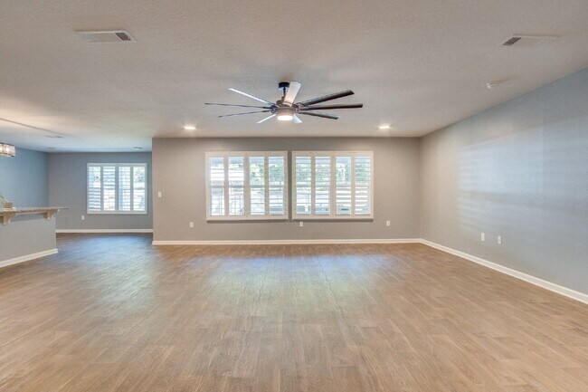 Foto del edificio - Move In for the Holidays! Heated Saltwater Pool & Tropical Backyard –$500 OFF First Month + Milit...