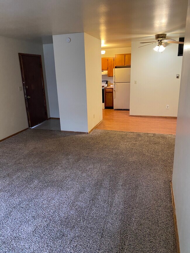Building Photo - 3939 La Rosa Dr
