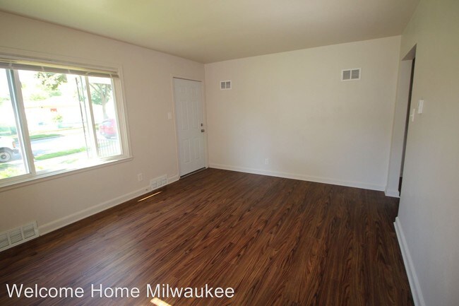 Building Photo - 3 br, 1 bath House - 5828 W Melvina Street