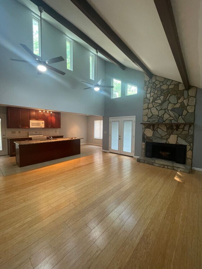 Foto del edificio - Modern Open Floor Plan with Expansive Grea...