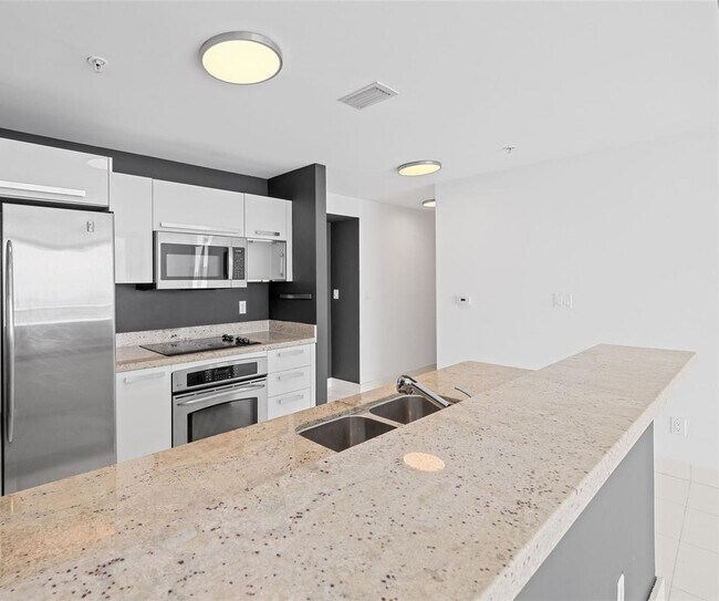 Foto del edificio - 601 NE 36th St