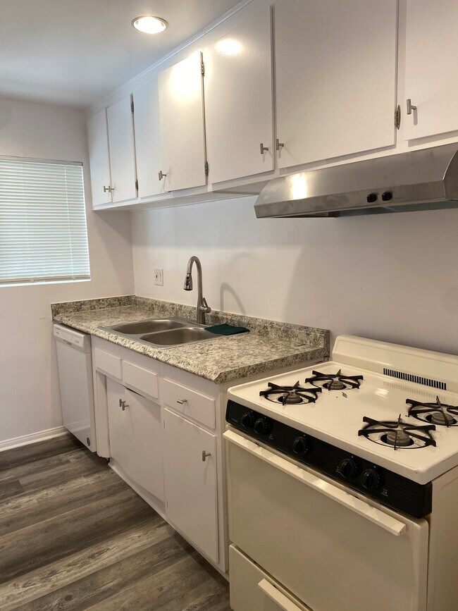 Foto del edificio - 4208 Russell Ave