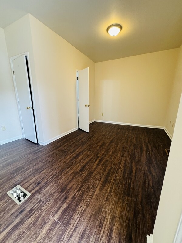 Foto del edificio - 1323 E 10th St