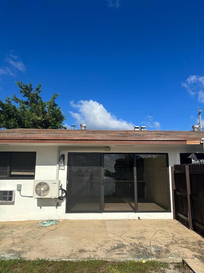 Building Photo - 250 SW 10th Ave