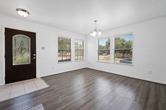 Foto del edificio - 4614 Pin Oak Creek Ln
