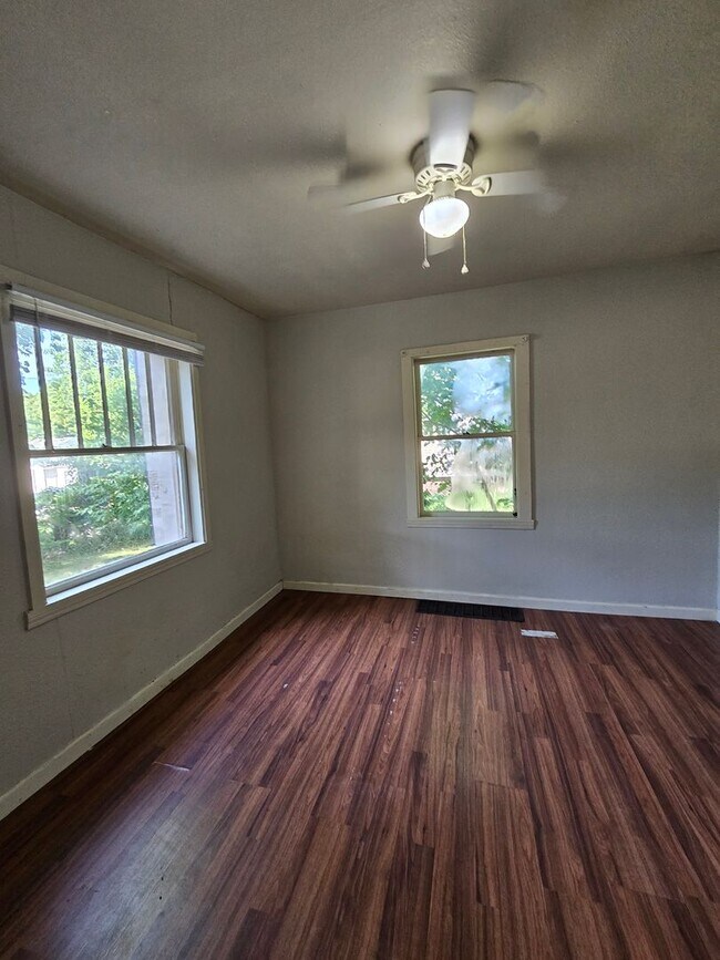 Foto del edificio - 2 Bedroom | 1 Bathroom | Springfield MO! | Fenced Yard!