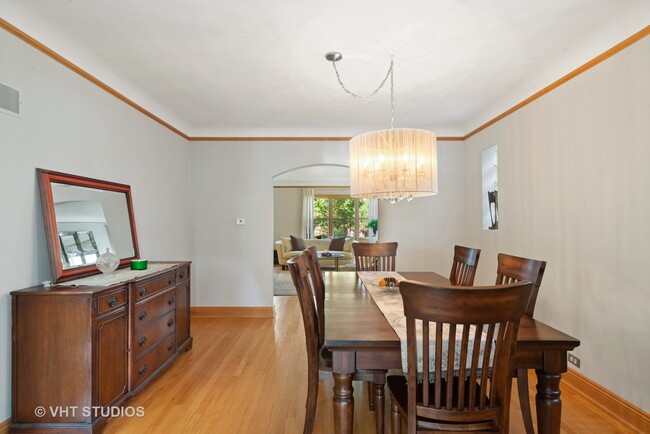 Building Photo - 5915 N Forest Glen Ave