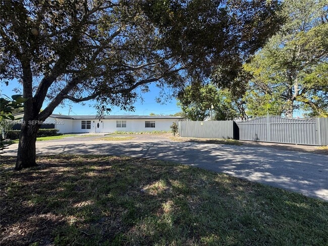 Building Photo - 10502 SW 77th Ct